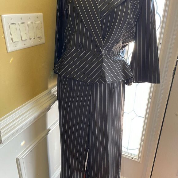 NWT As-hro pant suit, pin stripe, black &white, jacket is short waisted SZ14 - Picture 3 of 13